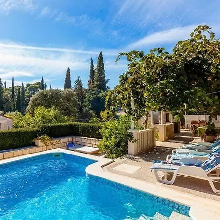 Hébergement de vacances Garden House - Four Bedroom House With Private Pool