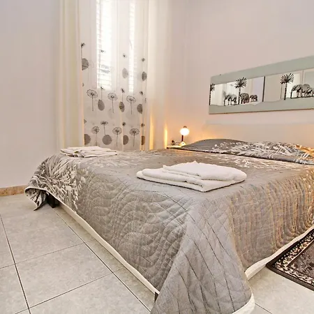 Garden House - Four Bedroom House With Private Pool Zrnovo