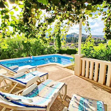 Garden House - Four Bedroom House With Private Pool Hébergement de vacances