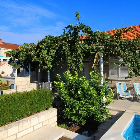 Garden House - Four Bedroom House With Private Pool Hébergement de vacances *