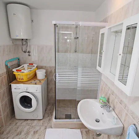 Garden House - Four Bedroom House With Private Pool Hébergement de vacances Zrnovo