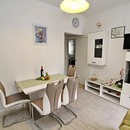 Hébergement de vacances Garden House - Four Bedroom House With Private Pool Zrnovo