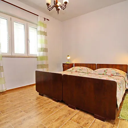 Hébergement de vacances Garden House - Four Bedroom House With Private Pool *