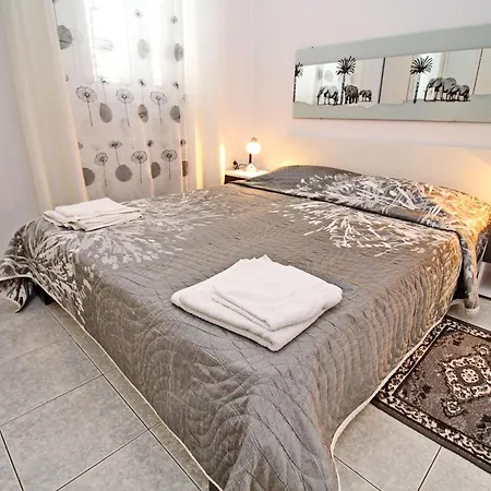 Garden House - Four Bedroom House With Private Pool *