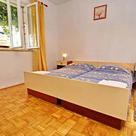 Garden House - Four Bedroom House With Private Pool Hébergement de vacances Zrnovo