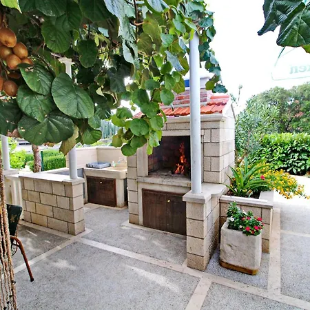 Hébergement de vacances Garden House - Four Bedroom House With Private Pool *