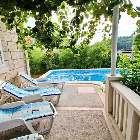 Garden House - Four Bedroom House With Private Pool Hébergement de vacances *