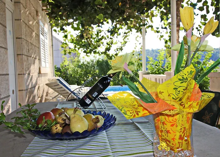 Ferienhaus Garden House - Four Bedroom House With Private Pool Zrnovo
