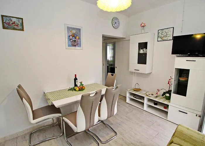Ferienhaus Garden House - Four Bedroom House With Private Pool Zrnovo