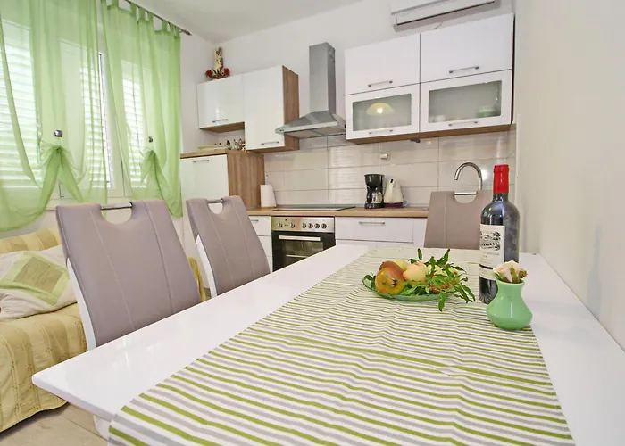 Garden House - Four Bedroom House With Private Pool * Zrnovo