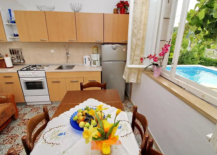 Garden House - Four Bedroom House With Private Pool Ferienhaus *