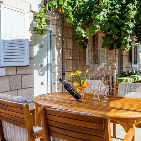 Garden House - Four Bedroom House With Private Pool * Žrnovo