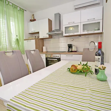 Garden House - Four Bedroom House With Private Pool * Žrnovo