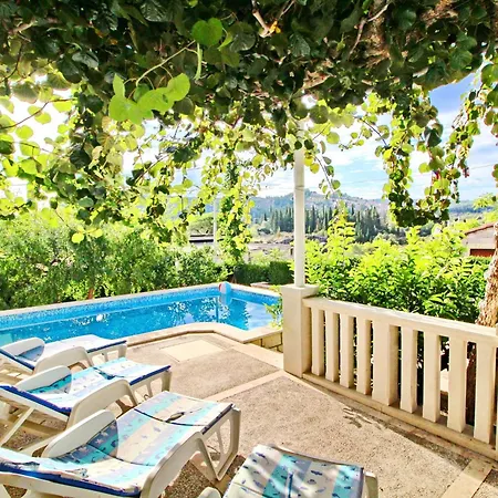 Garden House - Four Bedroom House With Private Pool Žrnovo