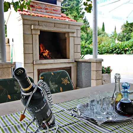 Garden House - Four Bedroom House With Private Pool * Žrnovo