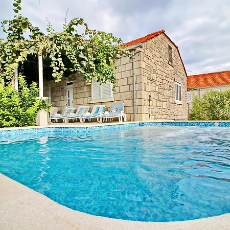 Garden House - Four Bedroom House With Private Pool 別荘 Žrnovo