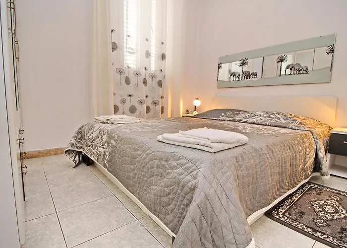 Garden House - Four Bedroom House With Private Pool Žrnovo