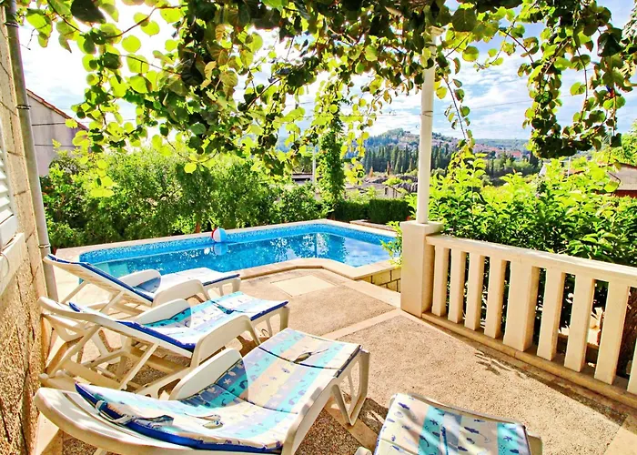 Garden House - Four Bedroom House With Private Pool Nyaraló