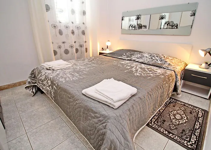 Garden House - Four Bedroom House With Private Pool *